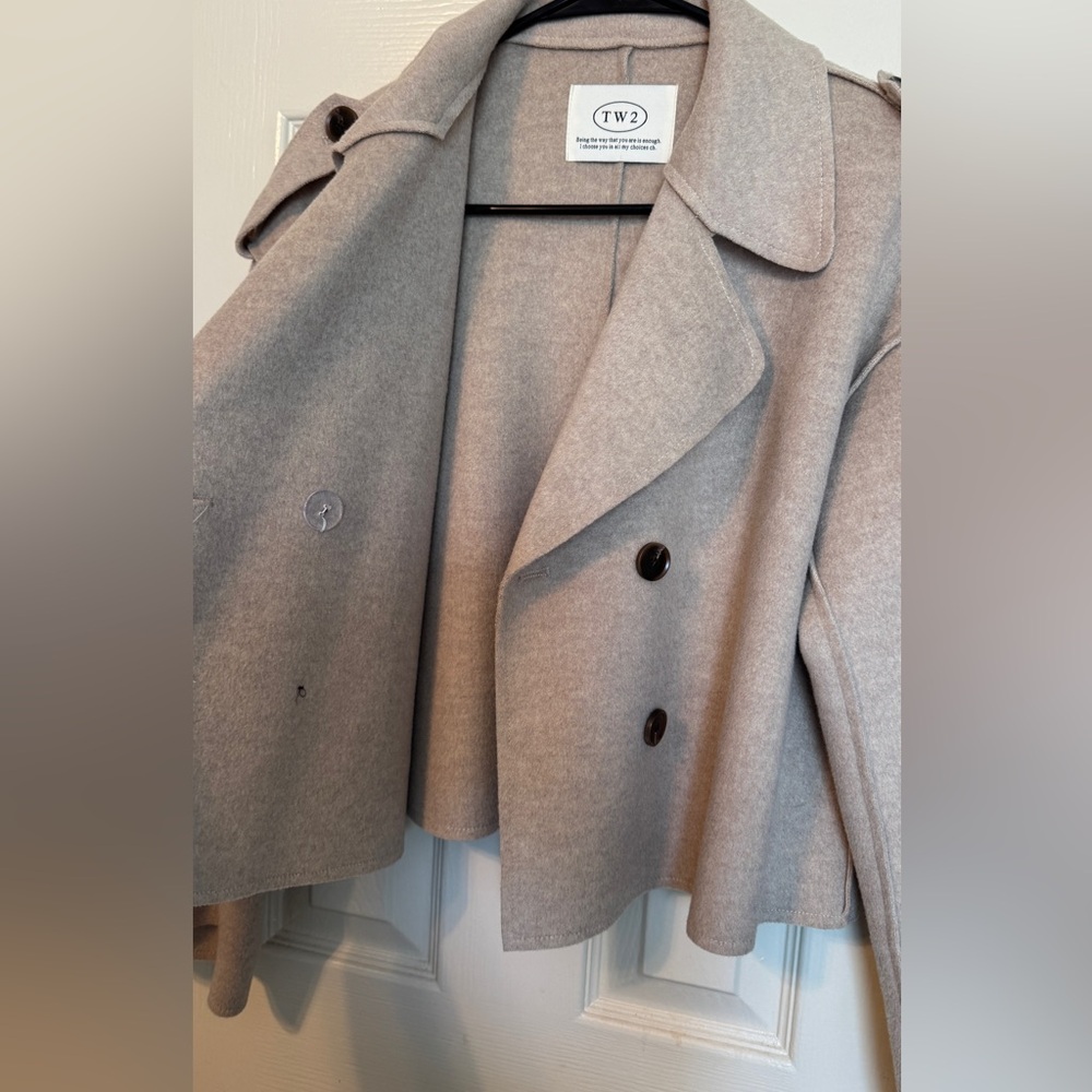 ❌SOLD❌ Short Trench Coat - Picture 3 of 6